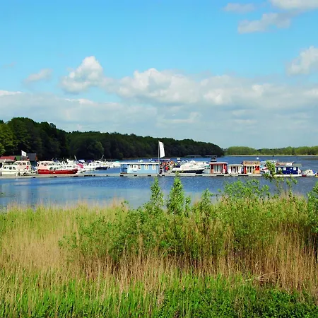 Dom wakacyjny Idyllisches Reihenhaus Mit Wlan In Am Mueritzsee *