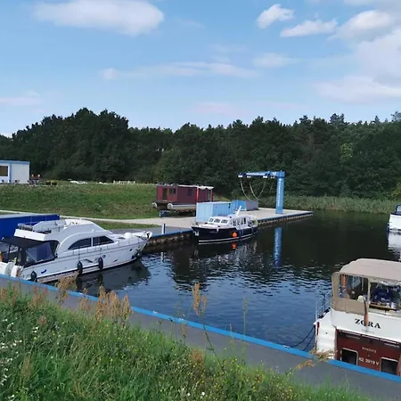 Dom wakacyjny Idyllisches Reihenhaus Mit Wlan In Am Mueritzsee *